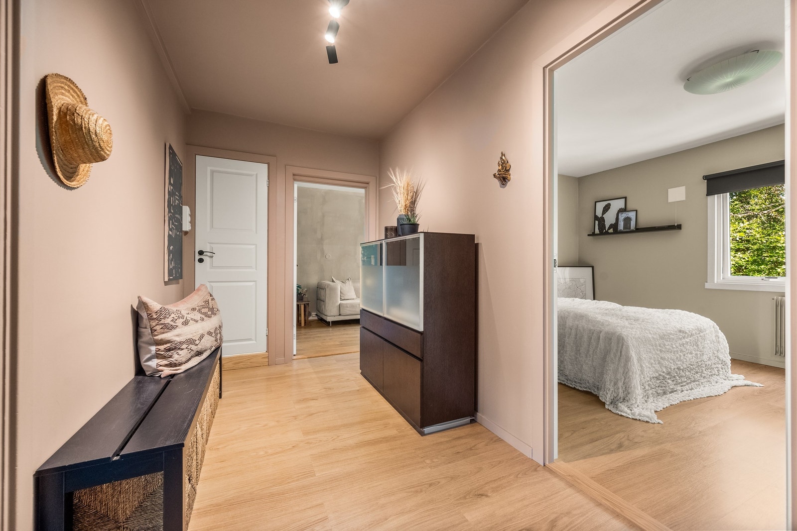 Fra stuen kommer vi til en romslig og lun entré med god plass til sko, yttertøy og oppbevaring, samt enkel adkomst videre til leilighetens øvrige rom. Galleribilde