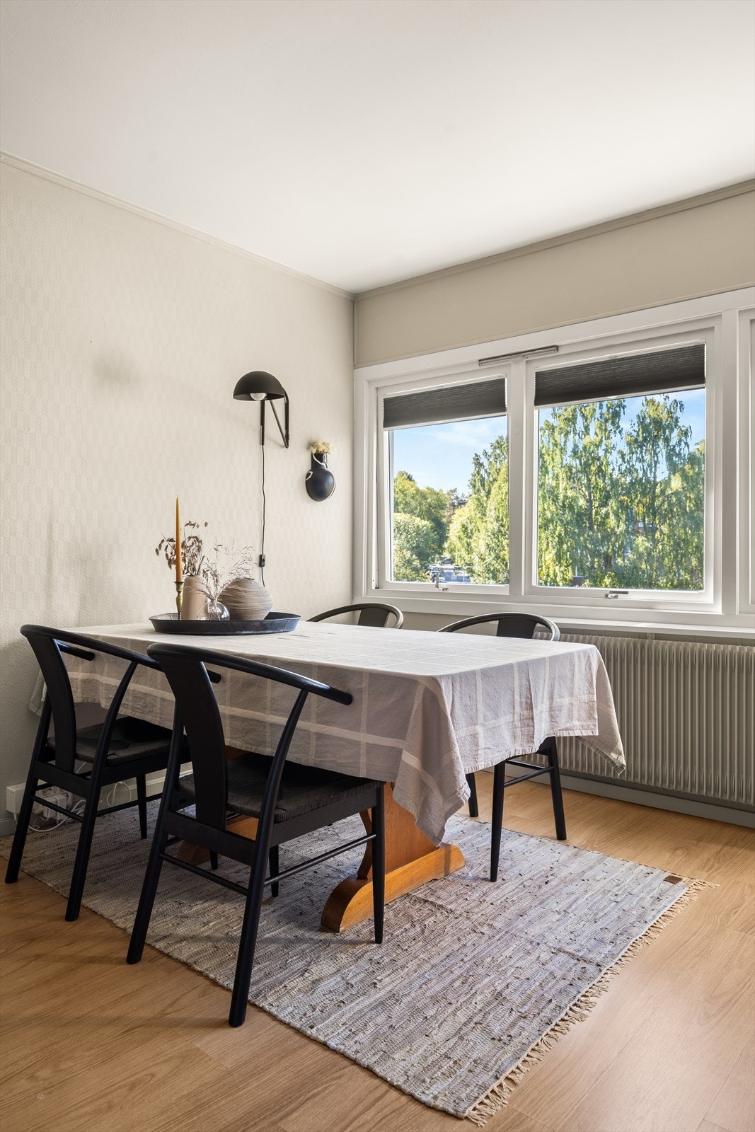 Her er det duket for en hyggelig spiseplass ved store vindusflater, med flott utsyn mot grønne omgivelser! Galleribilde