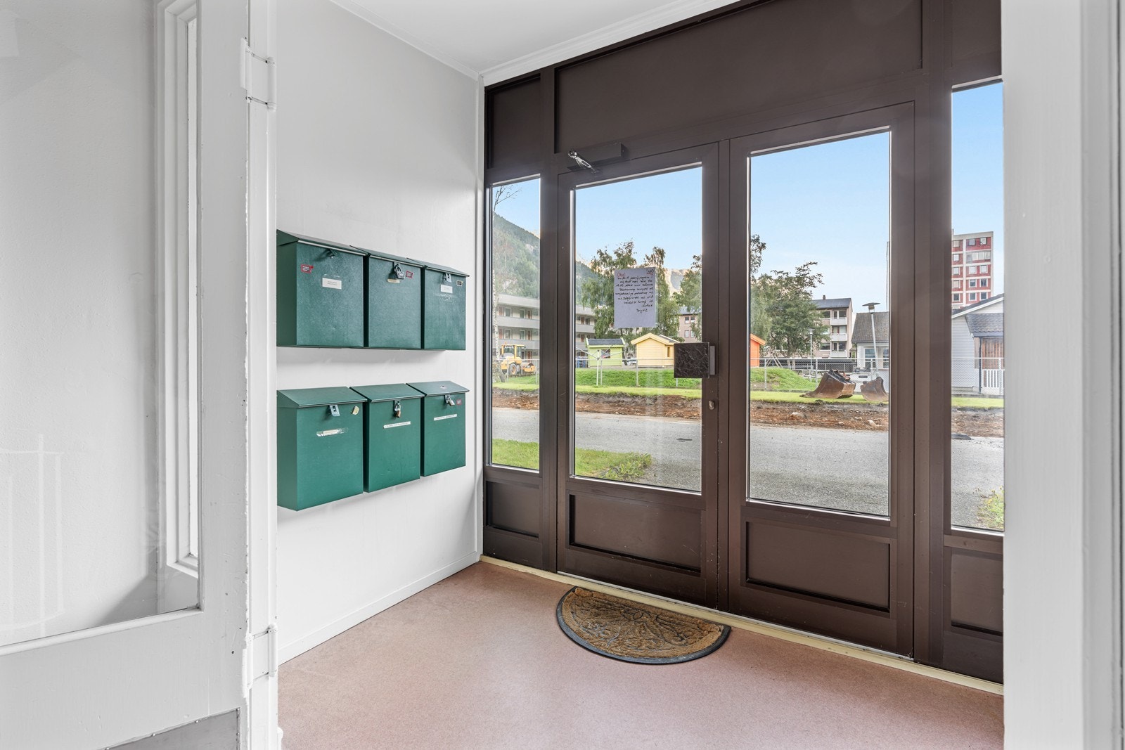 - Leiligheten ligger i 2.etasje og har en praktisk planløsning med to soverom, stue, kjøkken, bad. Boligen har 64 m² BRA-i, i tillegg til balkong - Galleribilde