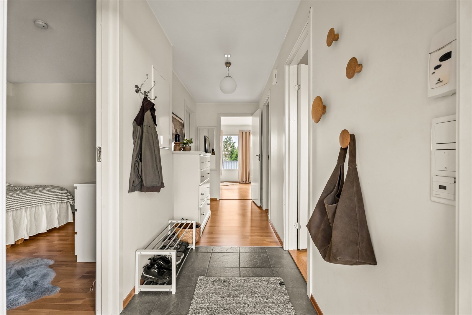 Boligen er en 3-roms selveierleilighet oppført i 2013, beliggende i 2. etasje. Leiligheten har samlet BRA på 77 m², hvorav internt bruksareal utgjør 72 m² og eksternt bruksareal 5 m². Galleribilde