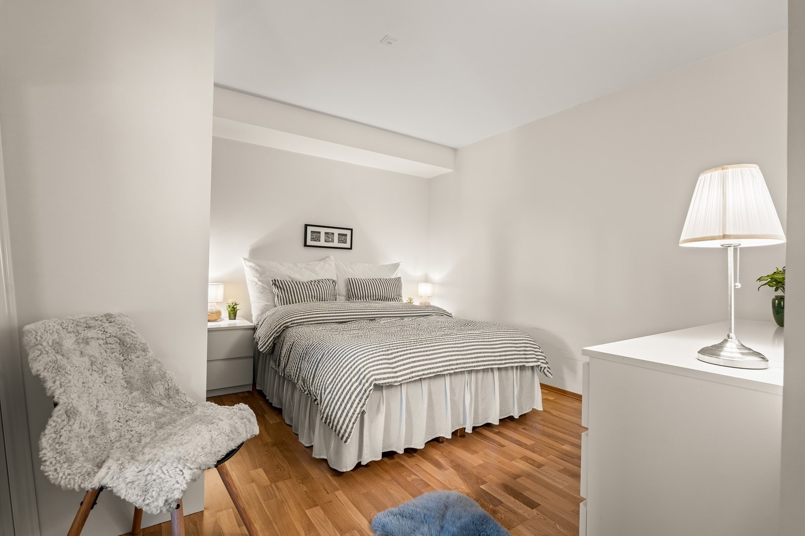 Leiligheten har 2 romslige soverom - dette er hovedsoverommet og har god plass til dobbeltseng. Galleribilde