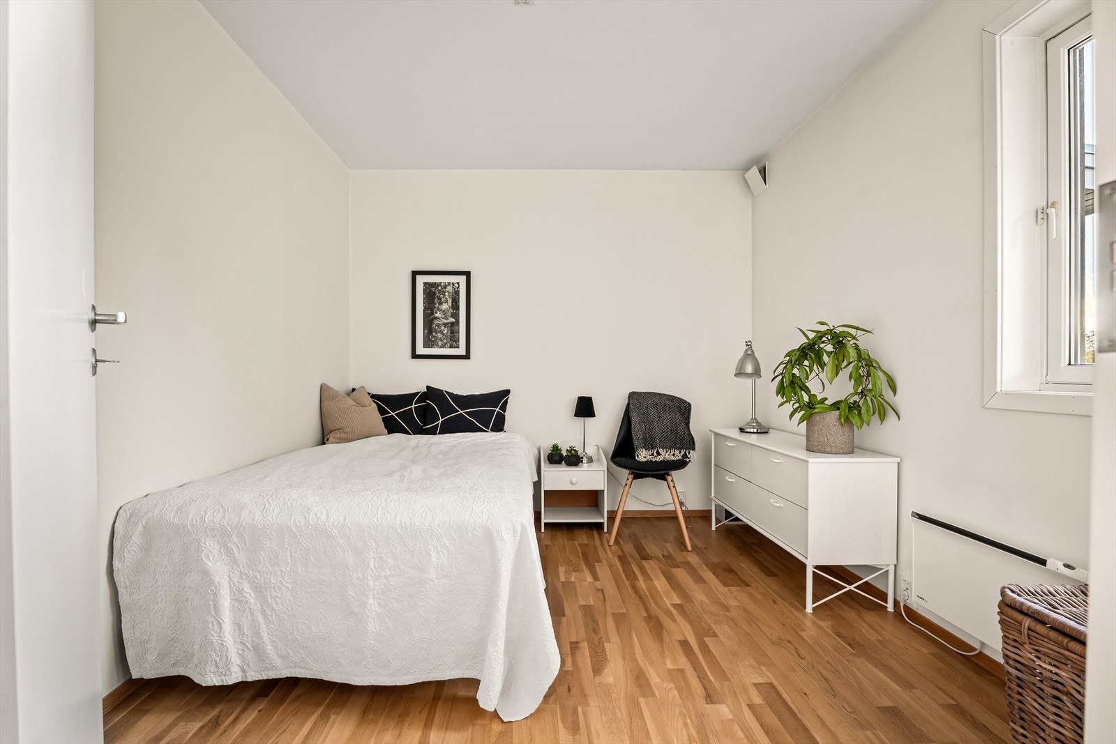 Soverom nummer to fungerer fint til barn, gjesterom eller hjemmekontor. Galleribilde