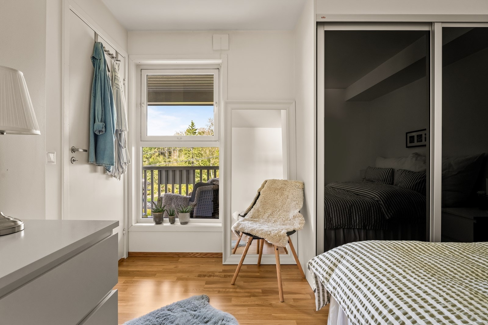Praktisk skyvedørsgarderobe som medfølger. Galleribilde