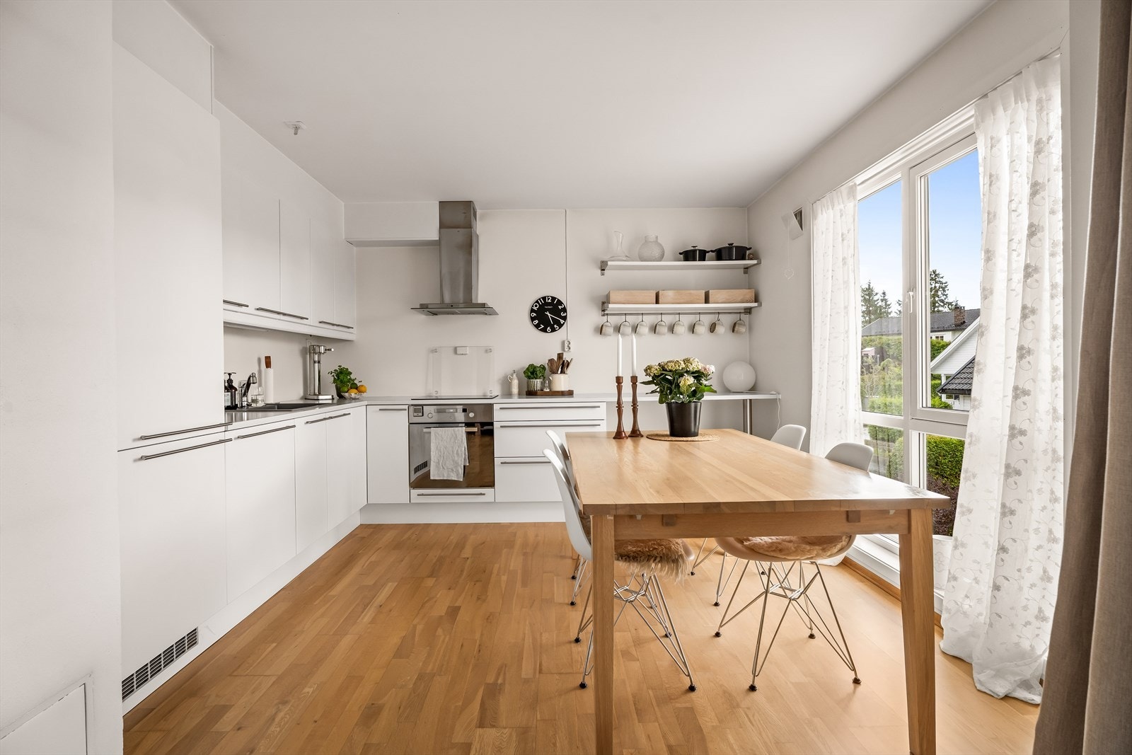 Kjøkkenet fra Aubo har hvite slette fronter og laminert benkeplate, og fremstår tidløst og pent. Galleribilde