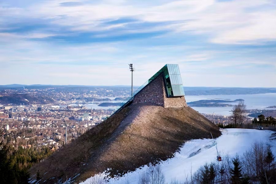 Holmenkollen har opplevelser å by på gjennom hele året, med klatrepark om sommeren og alpinbakke om vinteren Galleribilde