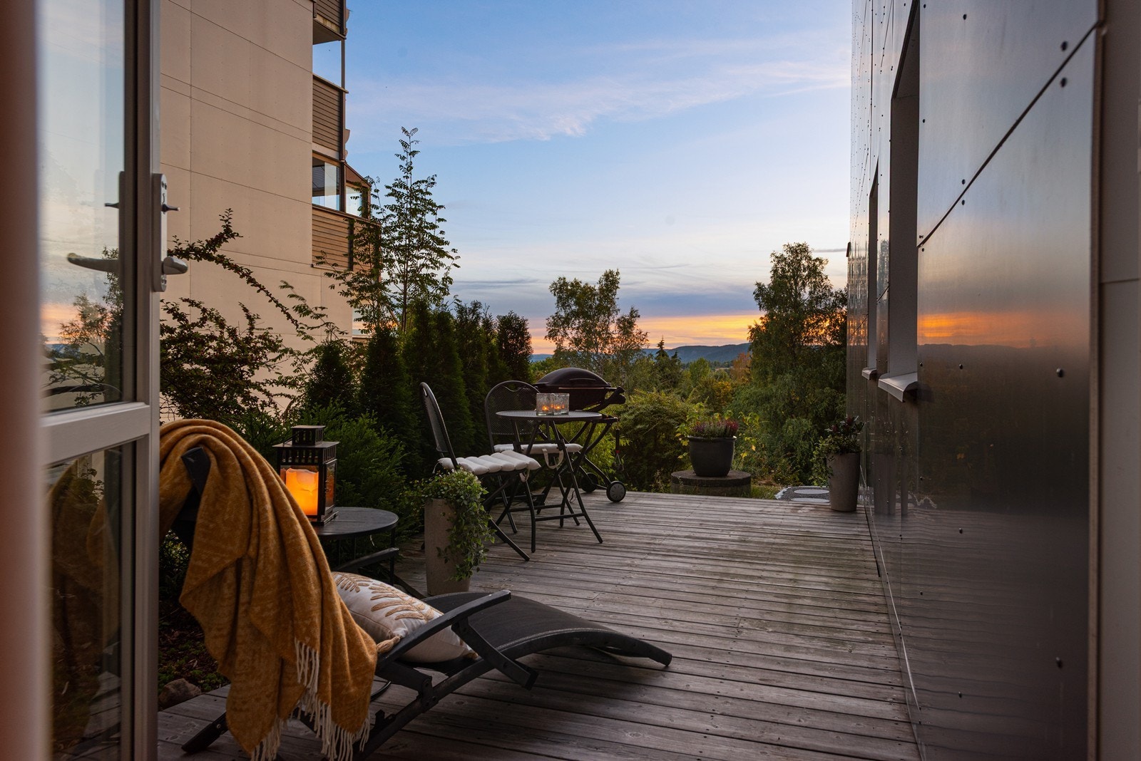 Fra soverommet er det adkomst til en markterrasse på ca. 12 m² Galleribilde