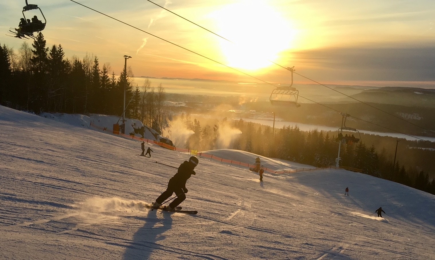 Oslo sitt beste skianlegg starter ved Tryvannstårnet og går helt ned til Sørkedalen Galleribilde