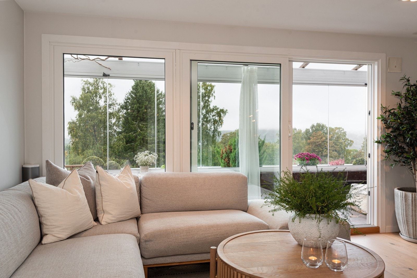 Boligen har store vindusflater som inviterer lyset og utsikten inn! Galleribilde