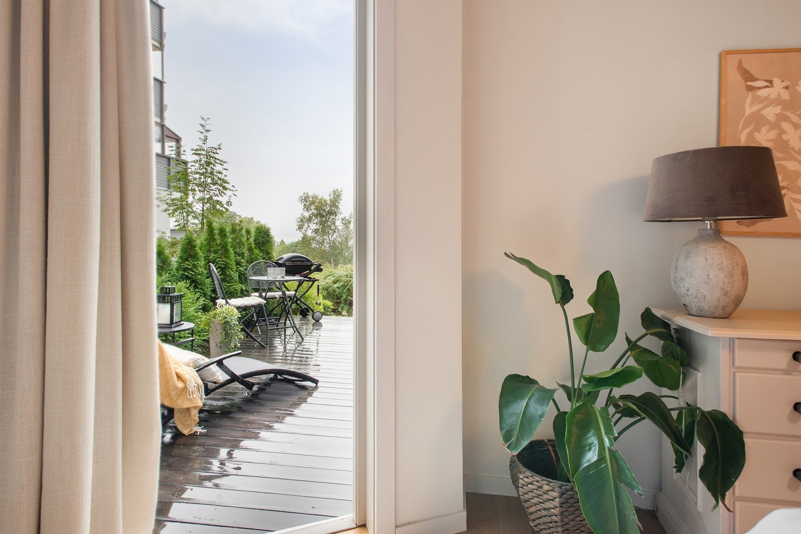 Fra hovedsoverommet er det videre adkomst til en flott vestvendt markterrasse på ca. 12 m² Galleribilde