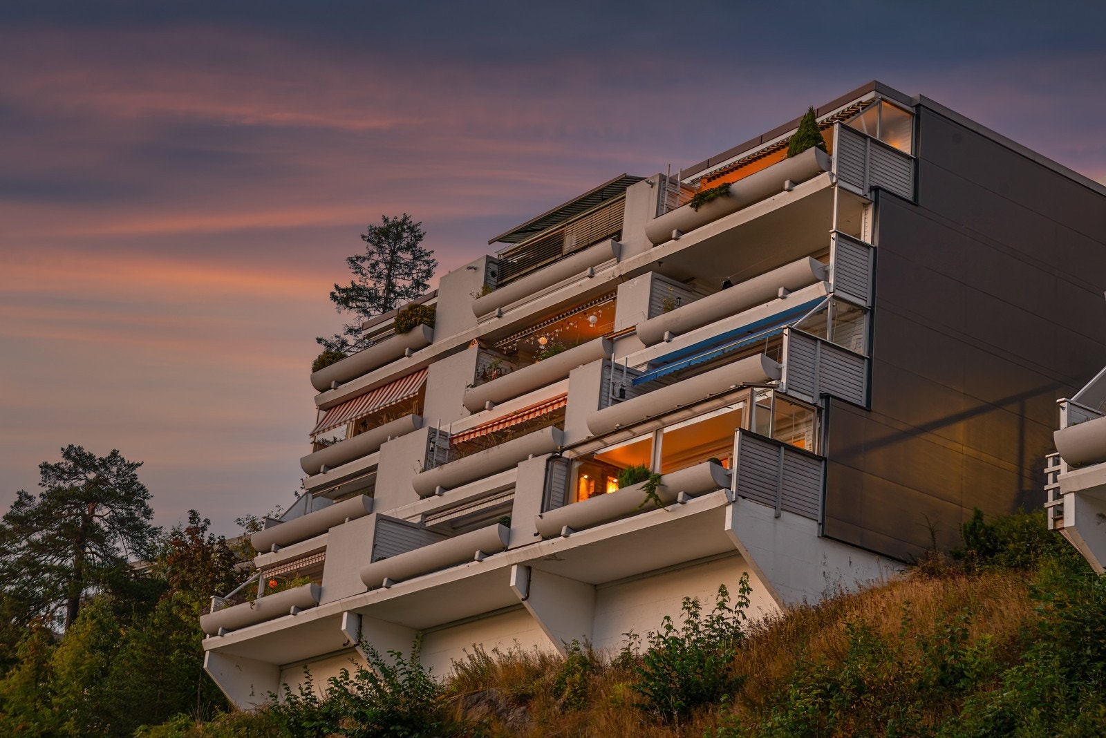 Eiendommen har en idyllisk beliggenhet på solsiden av Holmenkollen, i et attraktivt og fredelig boligstrøk ved Voksen skog Galleribilde