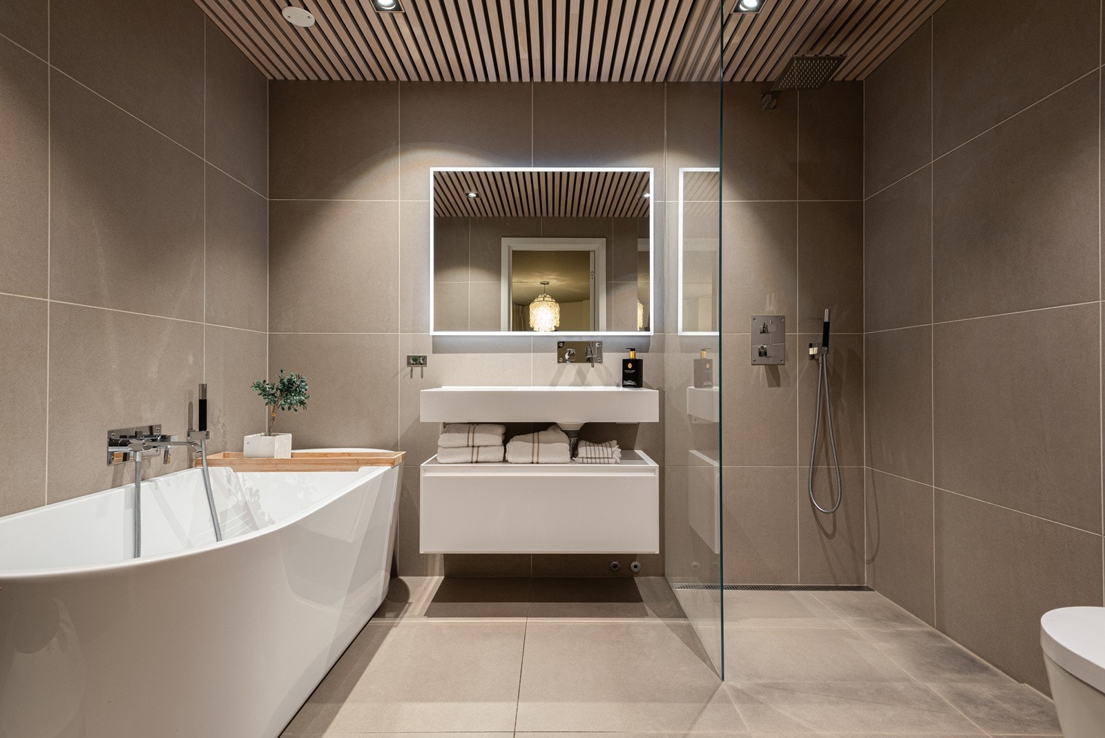 Bad en-suite med delikate fliser i stort format fra fagflis Galleribilde