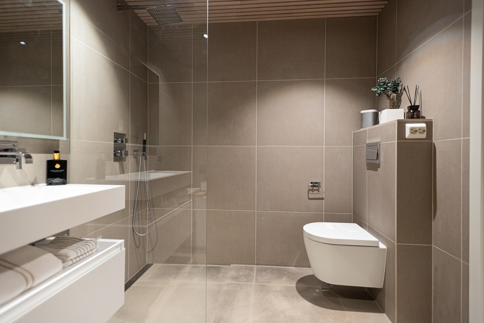 Det er spiletak, downlights i himling og varme i gulv Galleribilde
