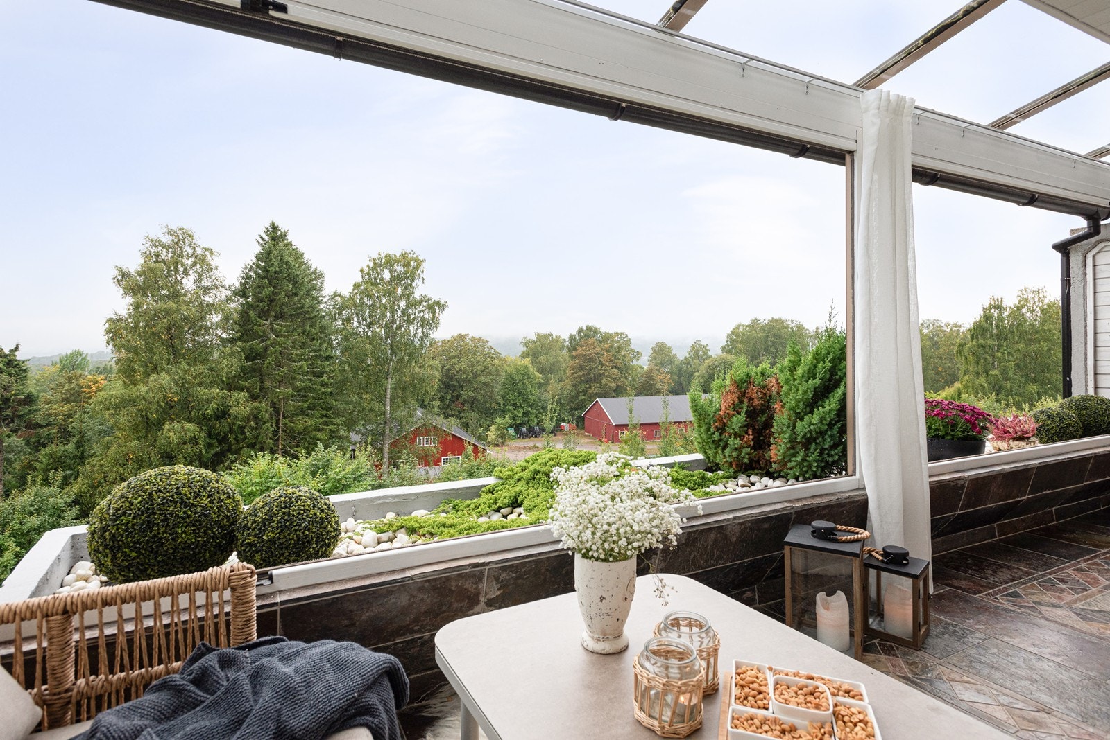 Boligen er vestvendt og ligger i skrånende terreng, med en flott panoramautsikt Galleribilde