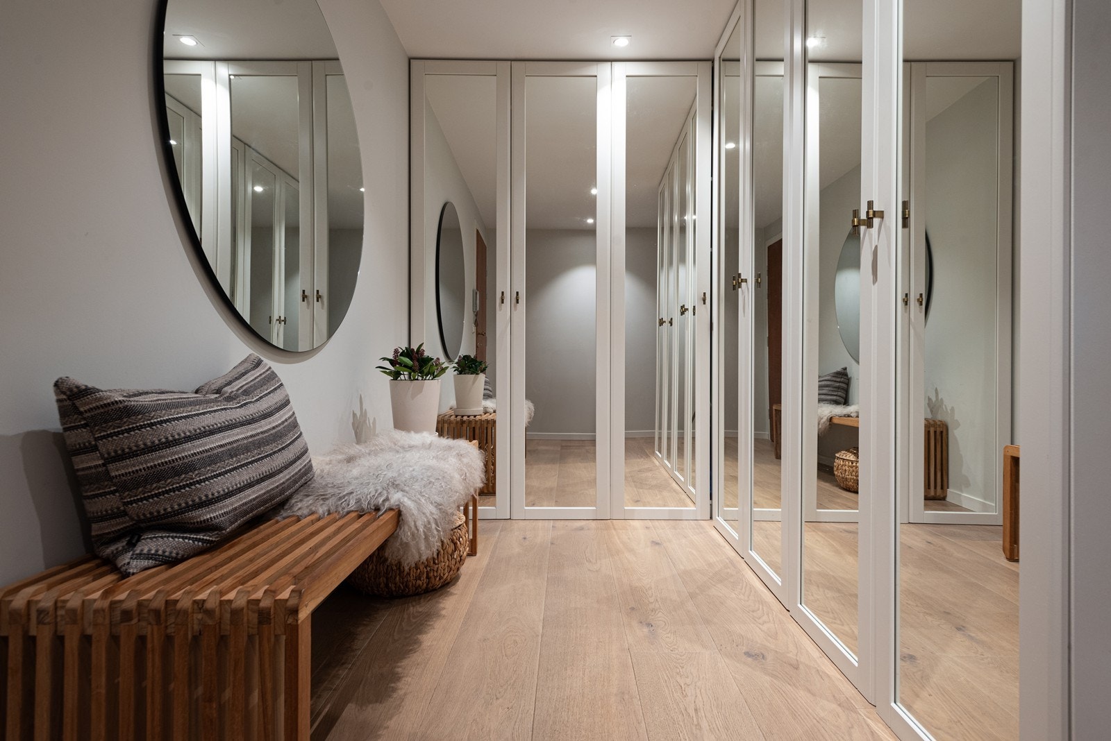 Entréen er lys og innbydende og har godt med lagring i flotte plassbygde garderobeskap Galleribilde