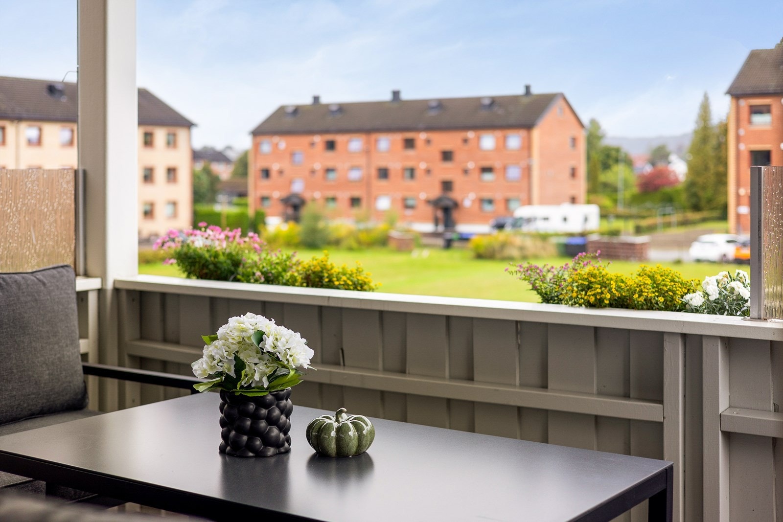 Fra stuen er det utgang til overbygget balkong på ca. 10 m² , med gode solforhold og flott utsikt til felles grøntarealer og tilliggende friområder. Galleribilde