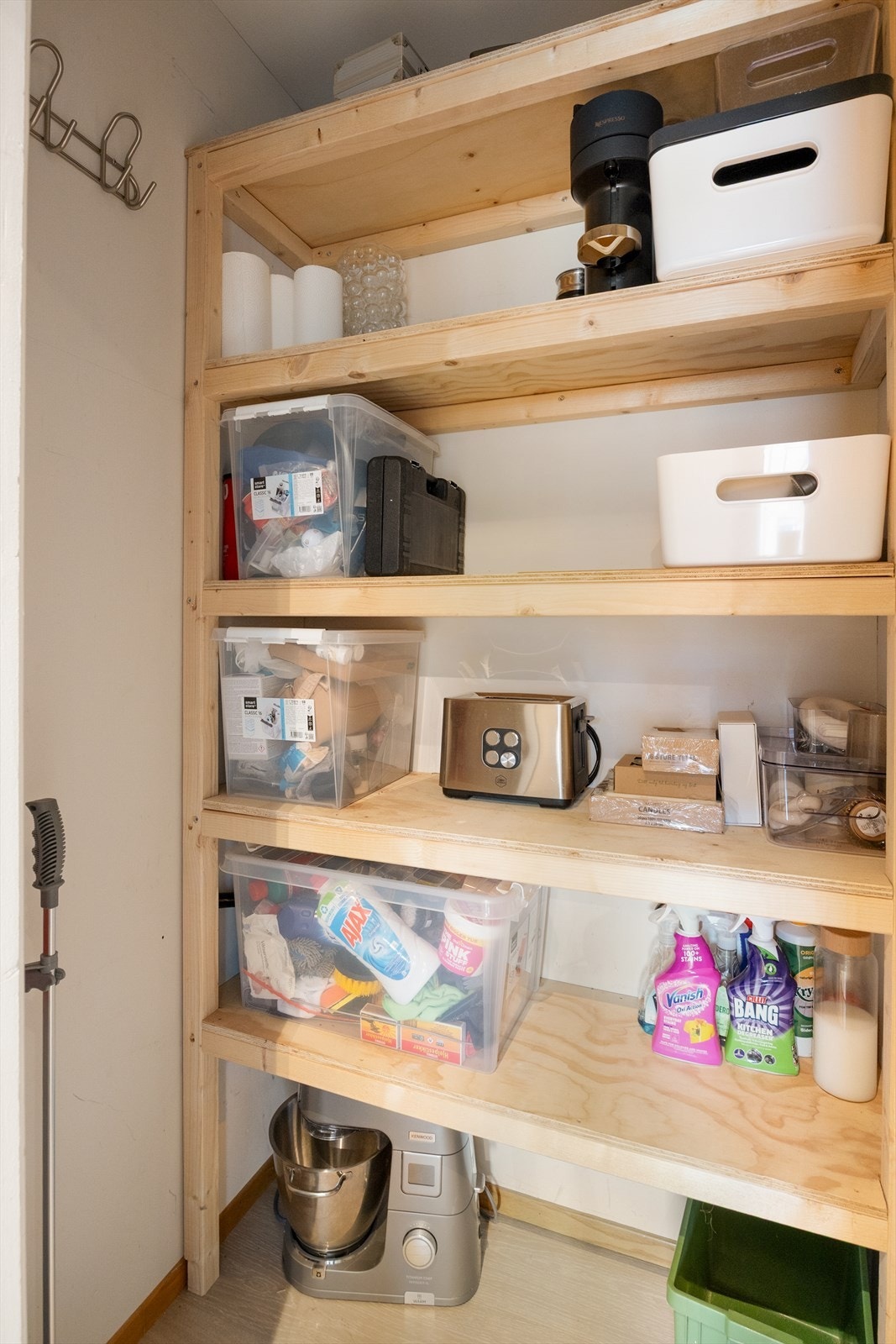 Innvendig bod innredet med hyller, supplert med eksterne boder på loft og i kjeller. Galleribilde