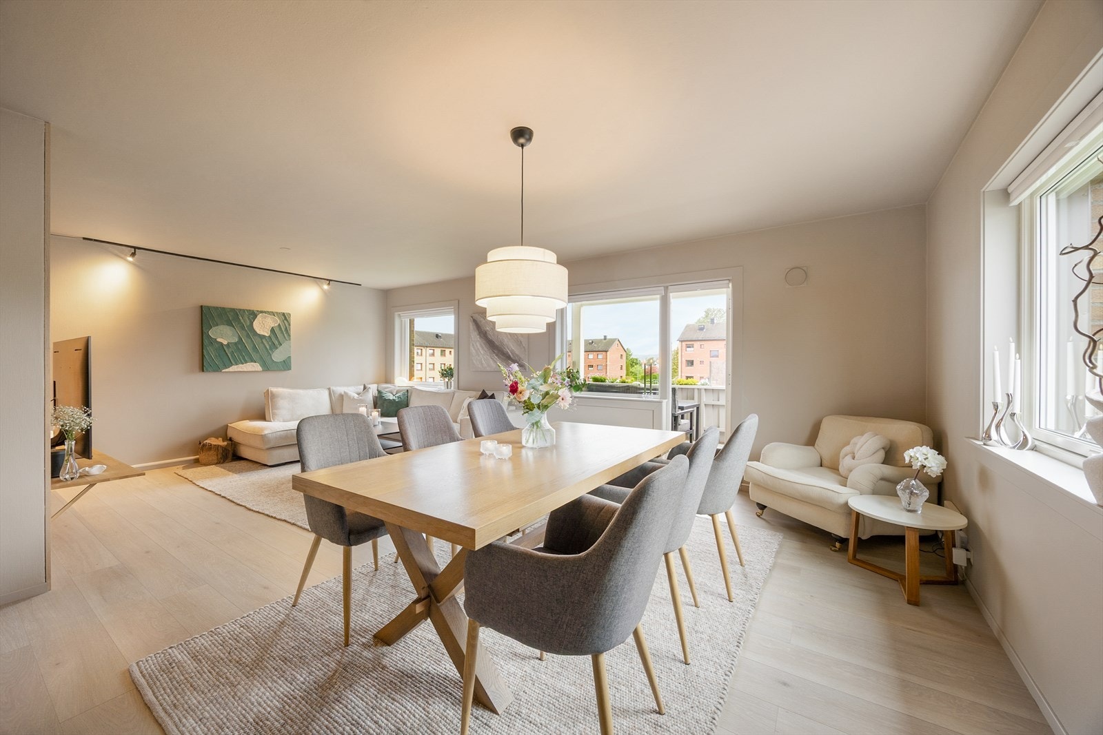 Gjennomgående 3-roms leilighet med romslig stue og utgang til overbygget balkong. Galleribilde
