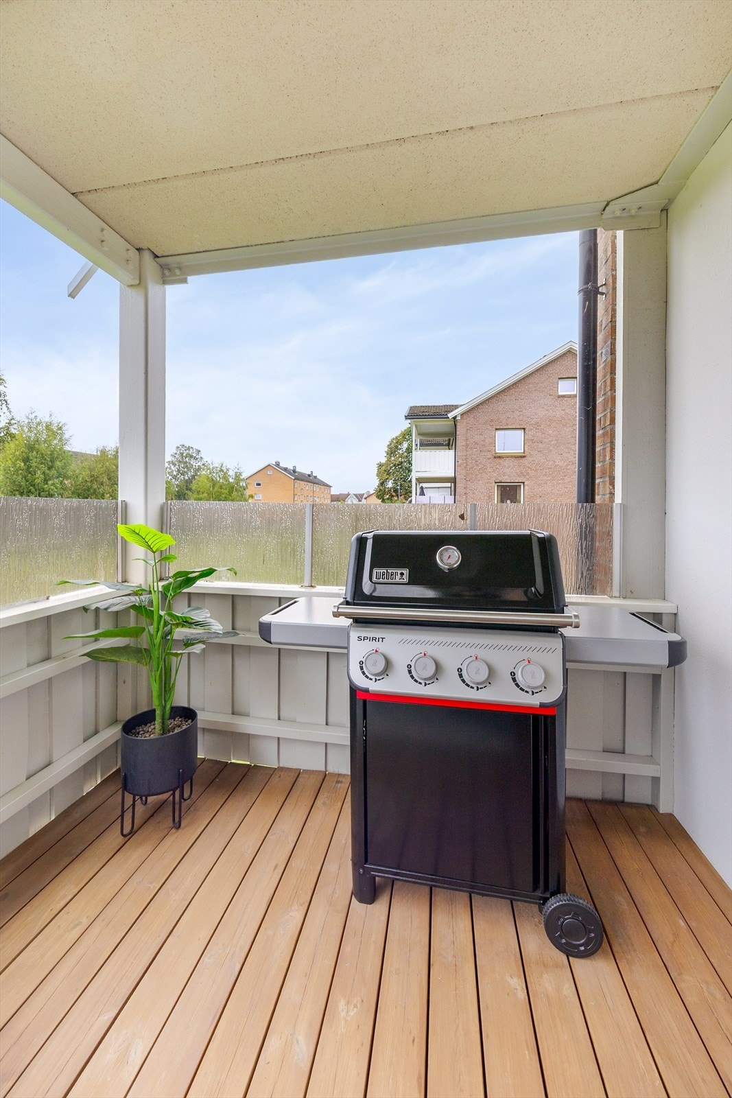 Balkongen har tregulv og fin plass for gassgrill. Galleribilde