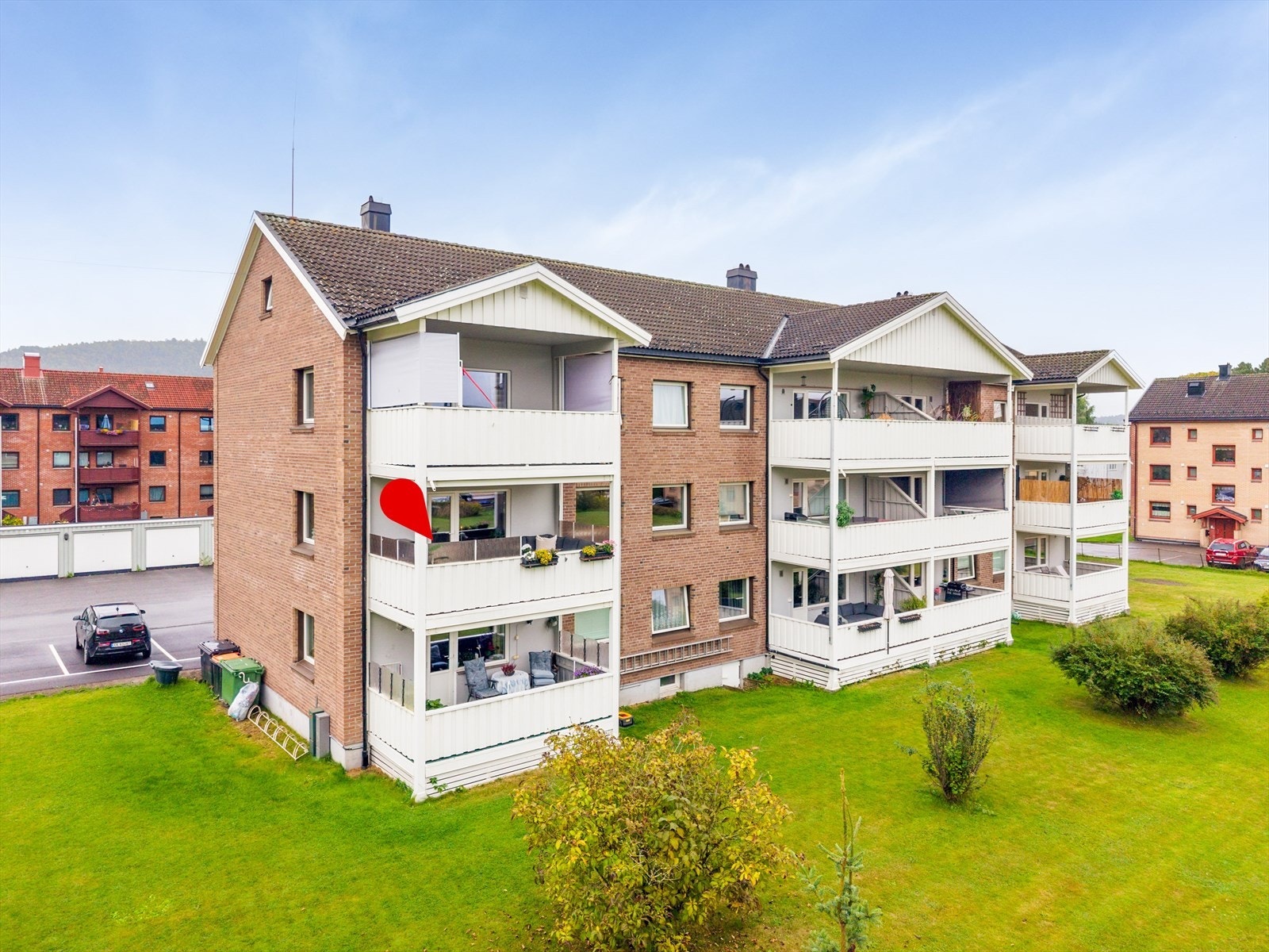 Brattsbergvegen 6B har en attraktiv og sentrumsnær beliggenhet på Hovenga, som er et av Porsgrunns mest populære boligområder! Galleribilde