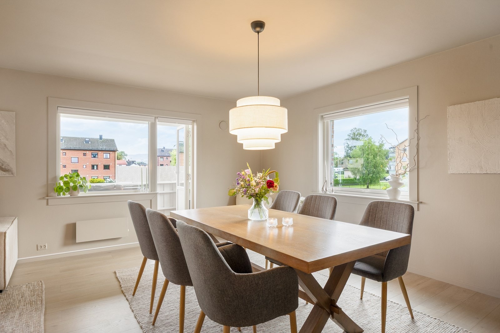 Romslig stue med god plassering for både spisebord og sittegruppe med direkte adkomst ut til balkongen via verandadør. Galleribilde