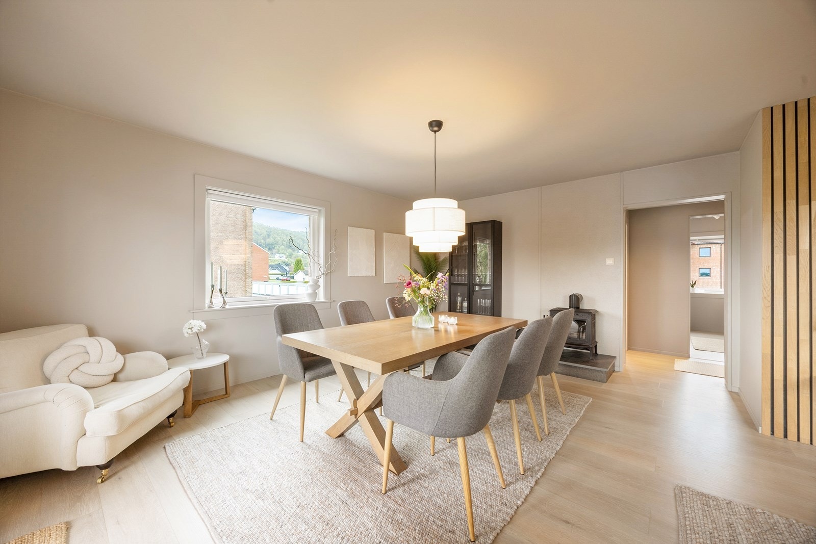 Spisestuen har god plass til langbord med sitteplasser til mange. Galleribilde