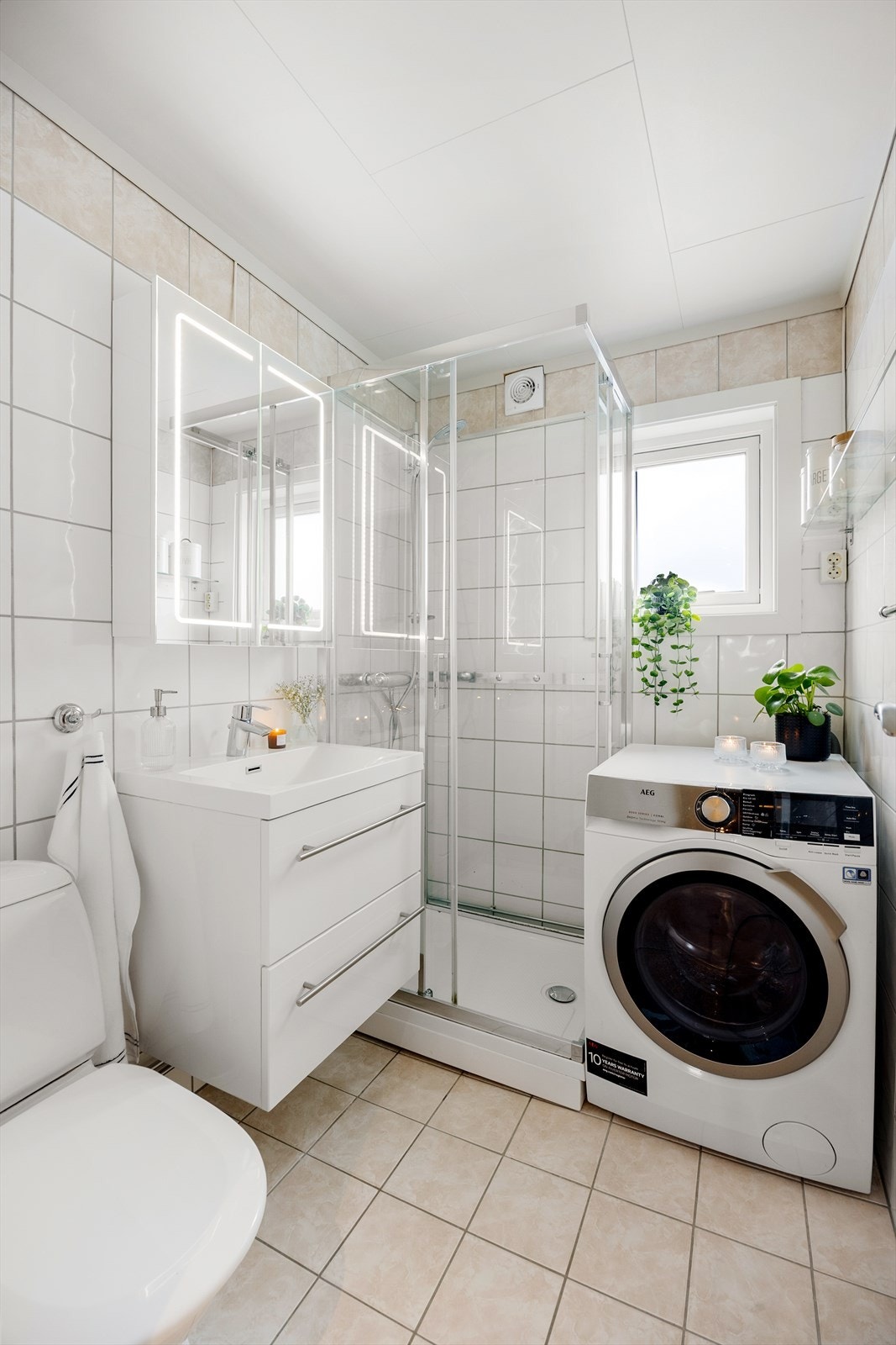 Badet ble oppgradert i regi av borettslaget og har vindu som gir dagslys og enkel lufting. Galleribilde
