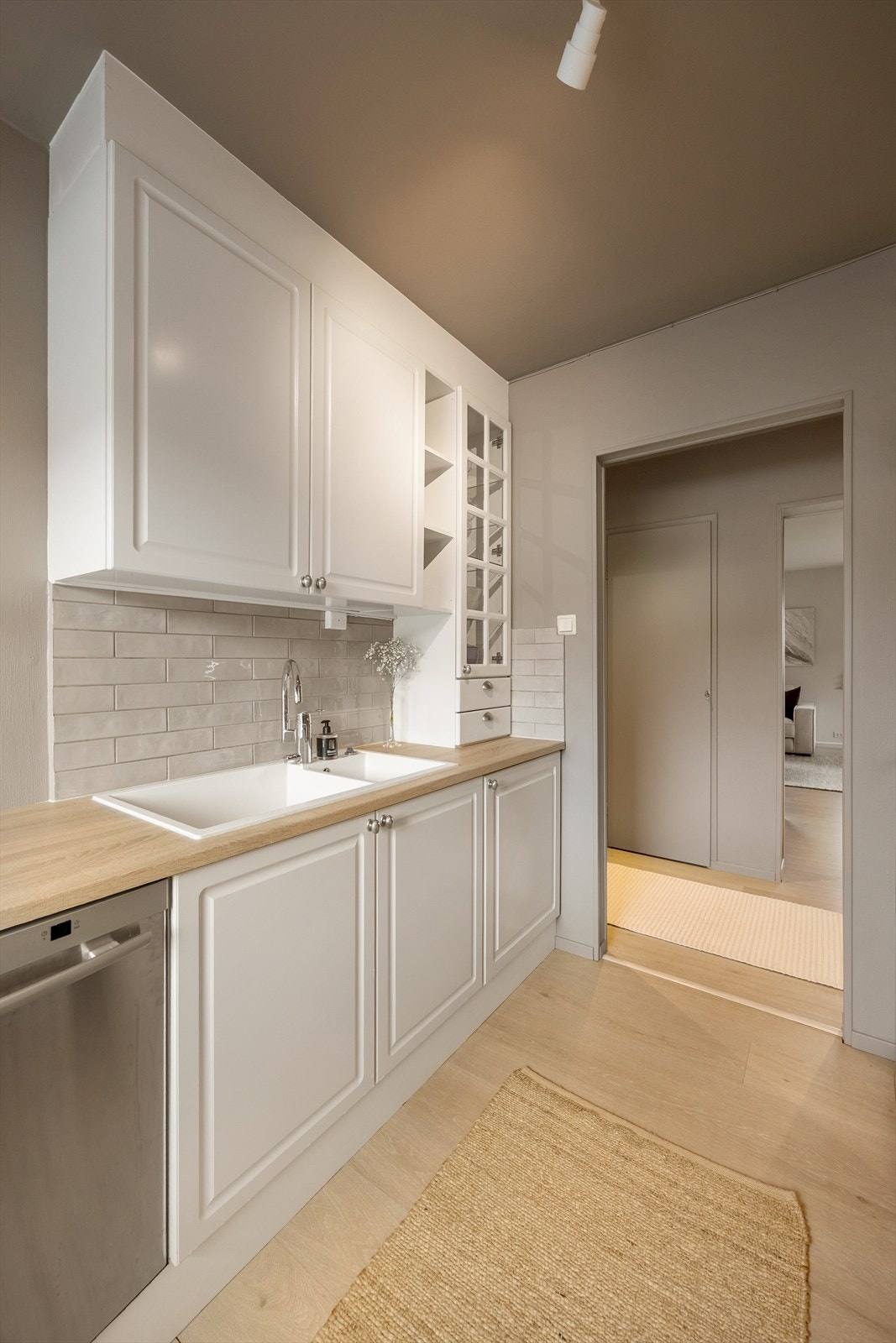 Kjøkkenet har en praktisk og åpen overgang mot entréen og gangen. Galleribilde