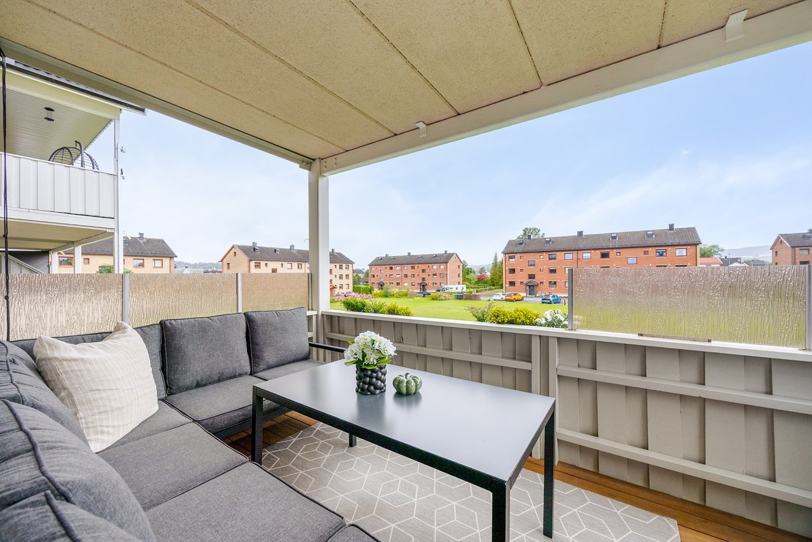 Balkongen har god plass til utemøblement. og er oppført i stål- og trekonstruksjoner med lecaelementer. Det er rekkverk med vindskjerm i glass for beskyttelse for vind og innsyn. Galleribilde
