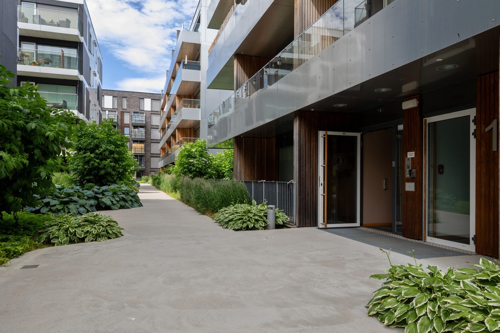 Pent og velholdt felles uteområde med flotte grøntarealer i det indre gårdsrommet. Galleribilde