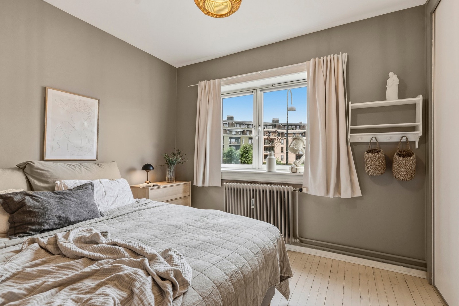 - Soverom med god plass til dobbeltseng og nattbord - Galleribilde