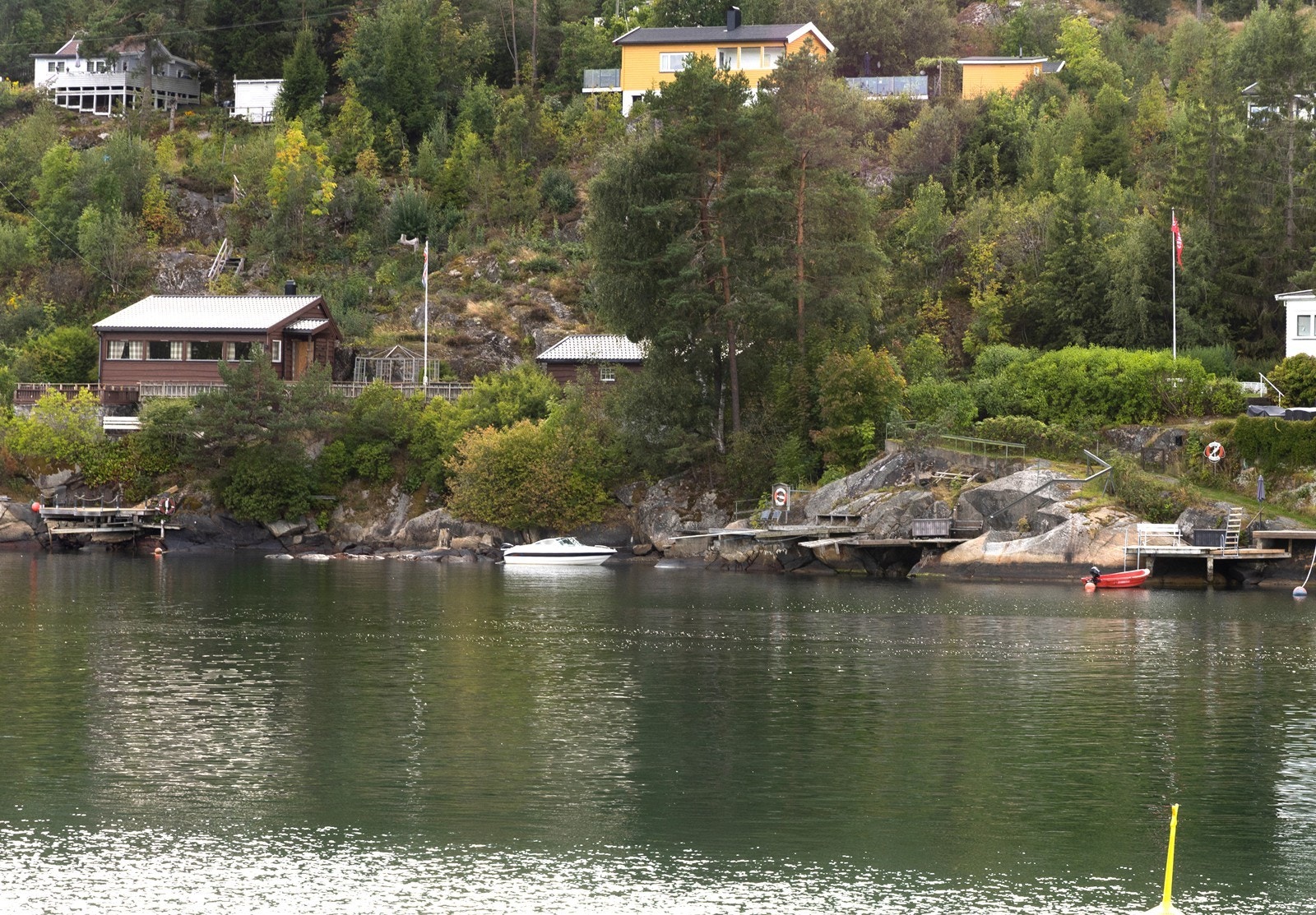Eiendommen ligger usjenert til i et etablert hytteområde på Knardal. Galleribilde