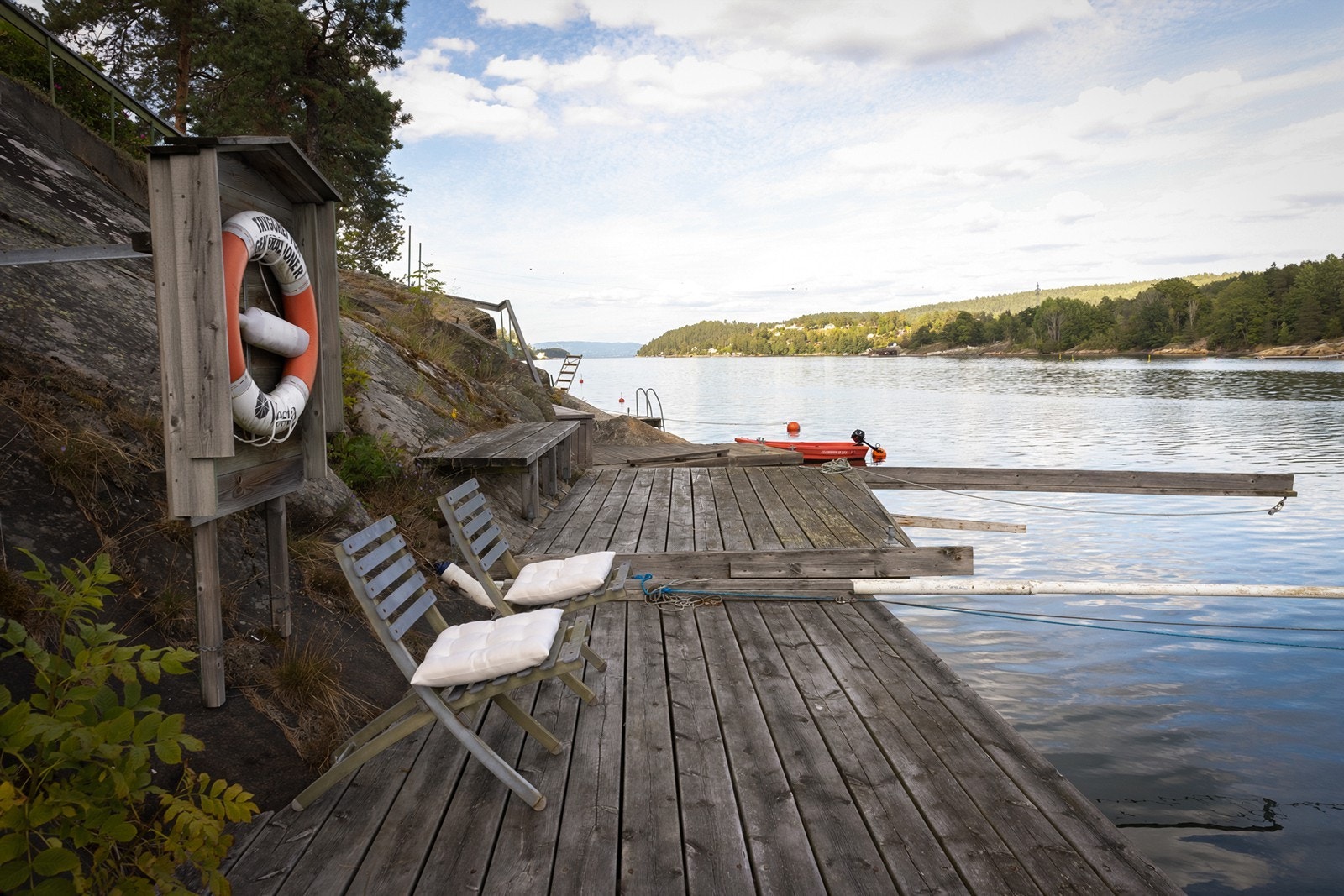 Bryggeplassen gir enkel tilgang til Bunnefjorden for bading og båt. Galleribilde