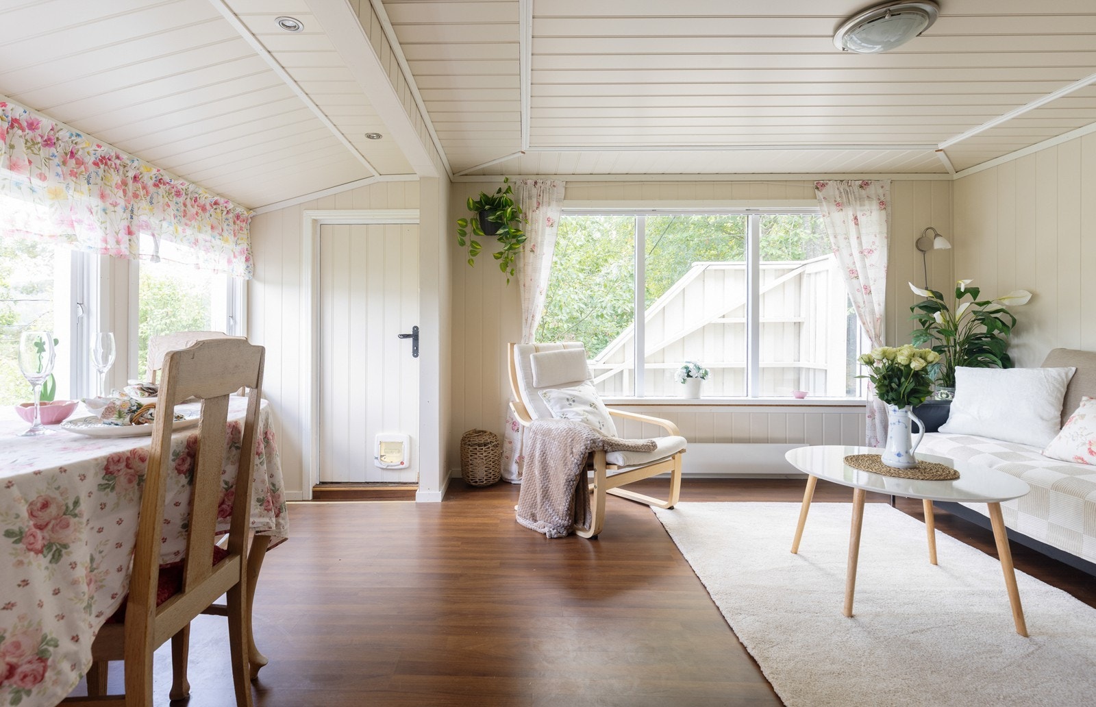 Fra stuen er det utgang til en støpt terrasse og hagen. Galleribilde