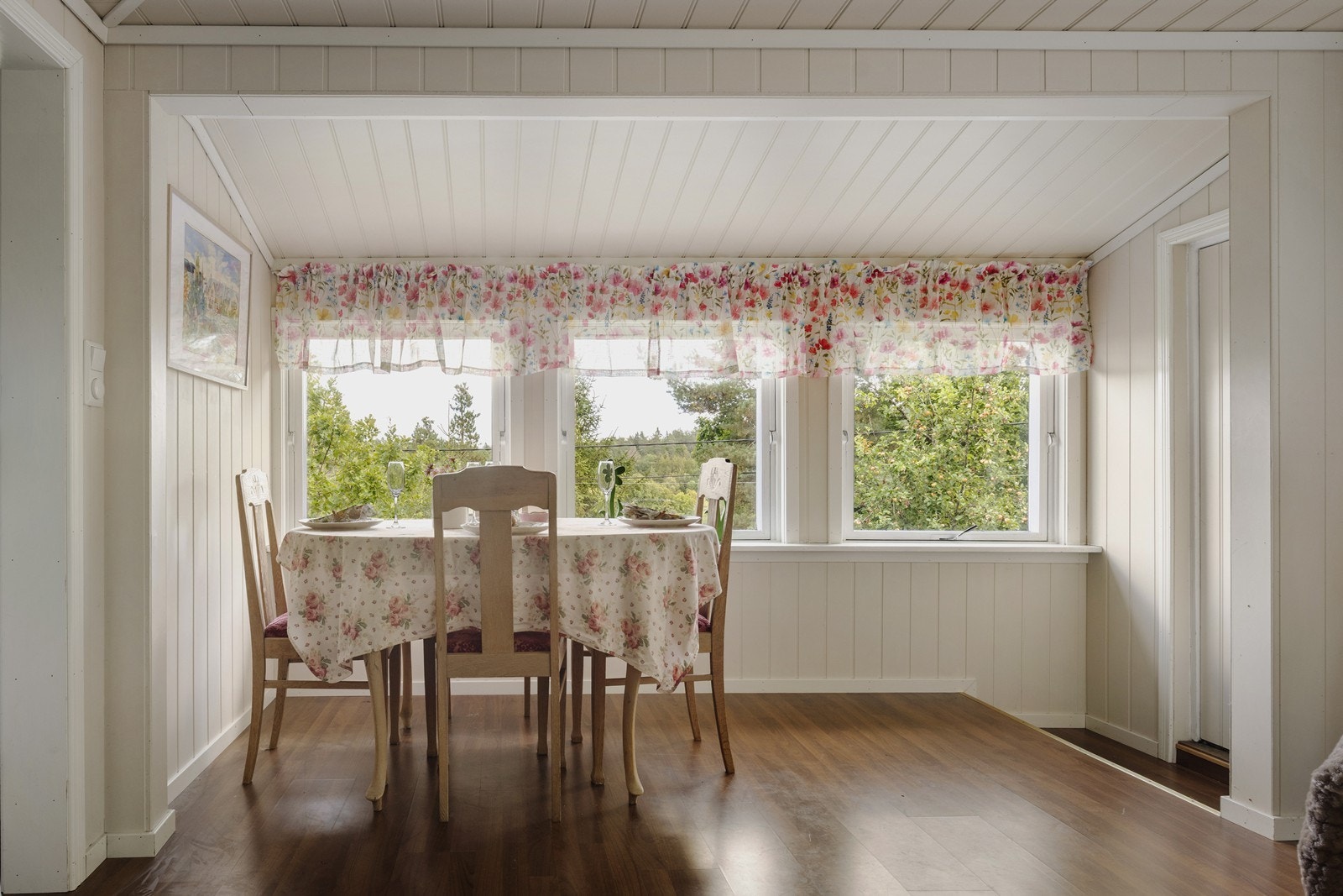 Stuen har god plass til en egen spisedel med utsikt. Galleribilde