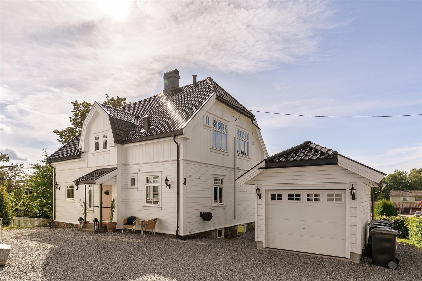 Garasje med motorisert port, samt biloppstillingsplass mellom boligen og garasjen. Galleribilde
