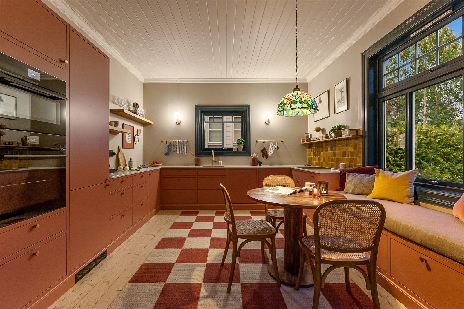 Kjøkkenet om kvelden. Galleribilde