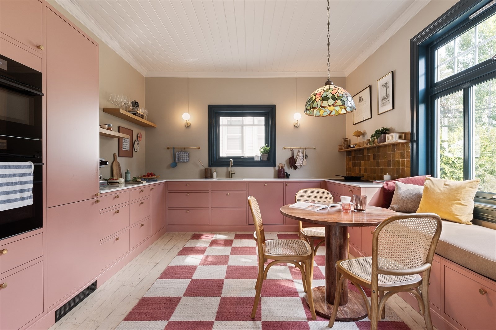 Nytt Sigdal In-frame kjøkken fra 2025 med rosa, glatte fronter. Galleribilde