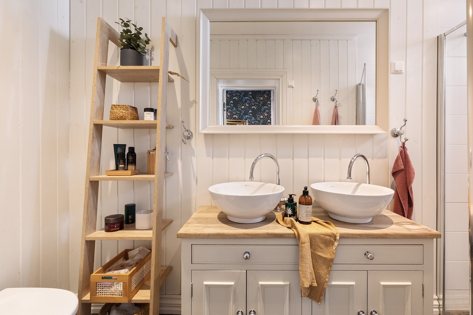 Badet i første etasje ble rehabilitert i 2014 og har doble servanter. Galleribilde
