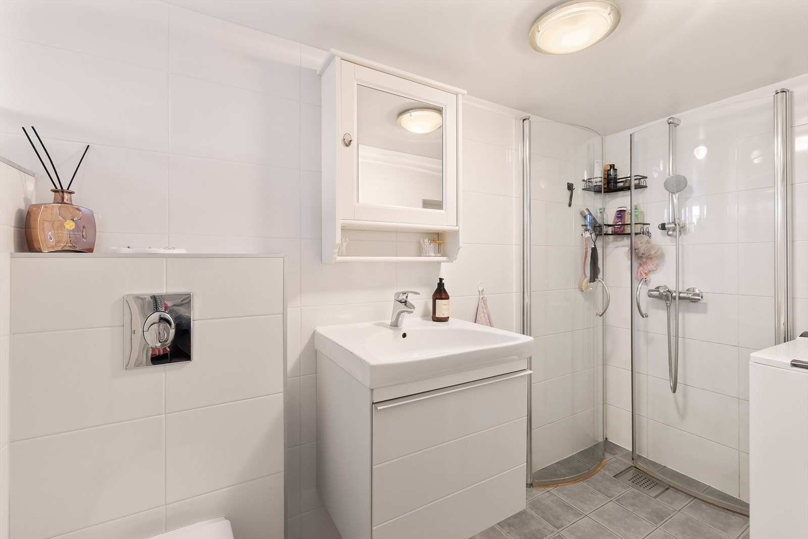 Badet i kjelleren ble pusset opp i 2014 og har gulvvarme (del av kjeller som er leid ut). Galleribilde
