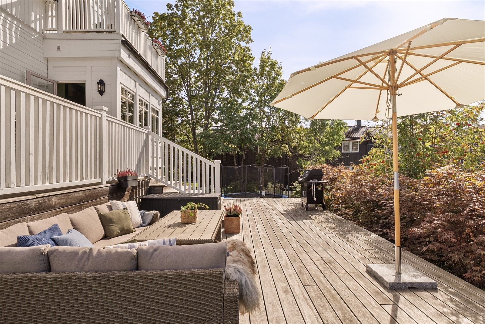 Terrassene er bygget i vedlikeholdsvennlig Kebony. Galleribilde