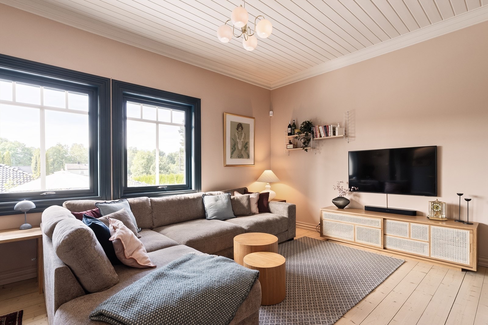 Romslig stue med god plass til en stor sofagruppe. Galleribilde