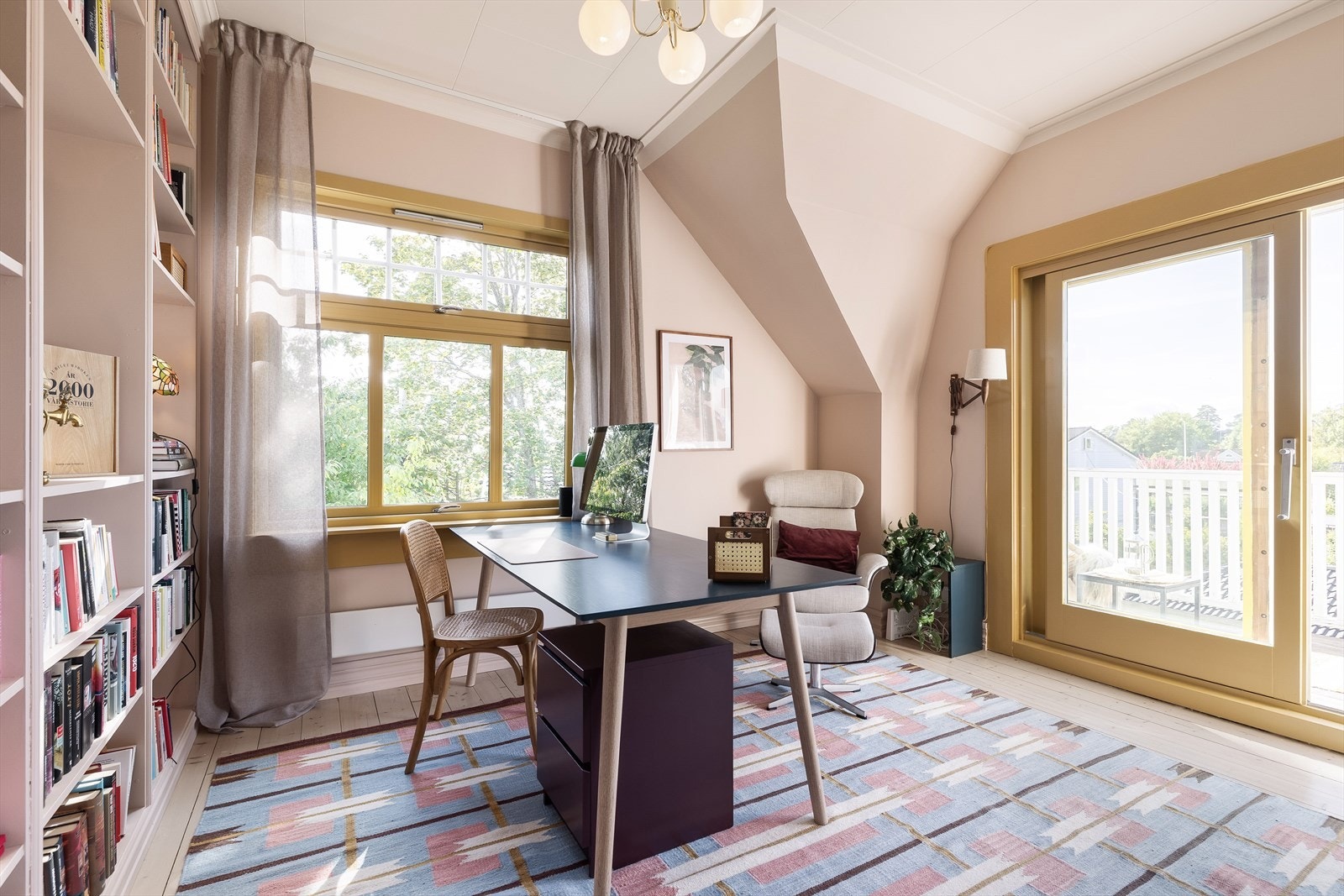 Fra stuen er det utgang til en vestvendt balkong på ca. 7 m². Galleribilde