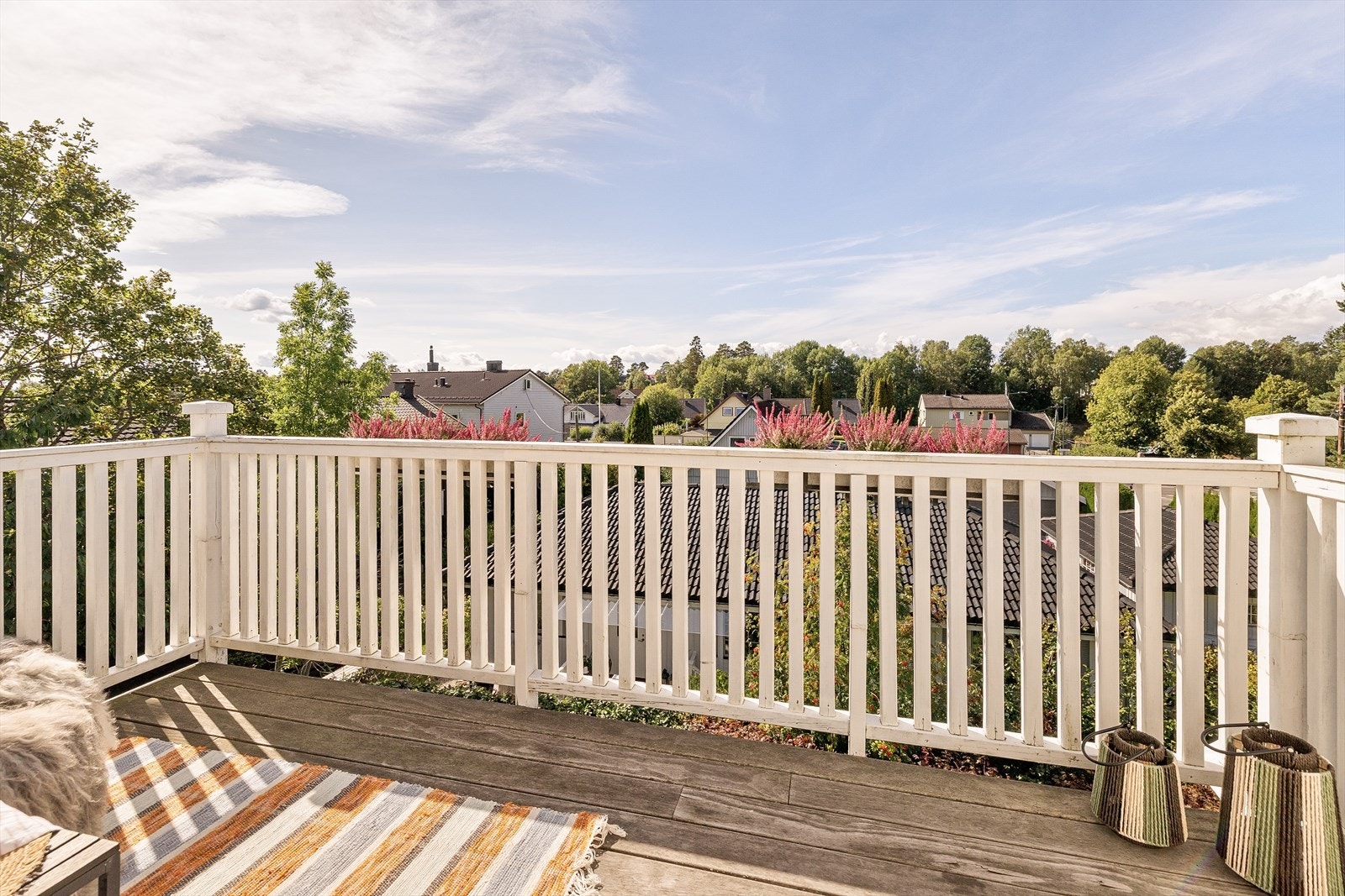 Fra balkongen er det utsikt over nærområdet. Galleribilde