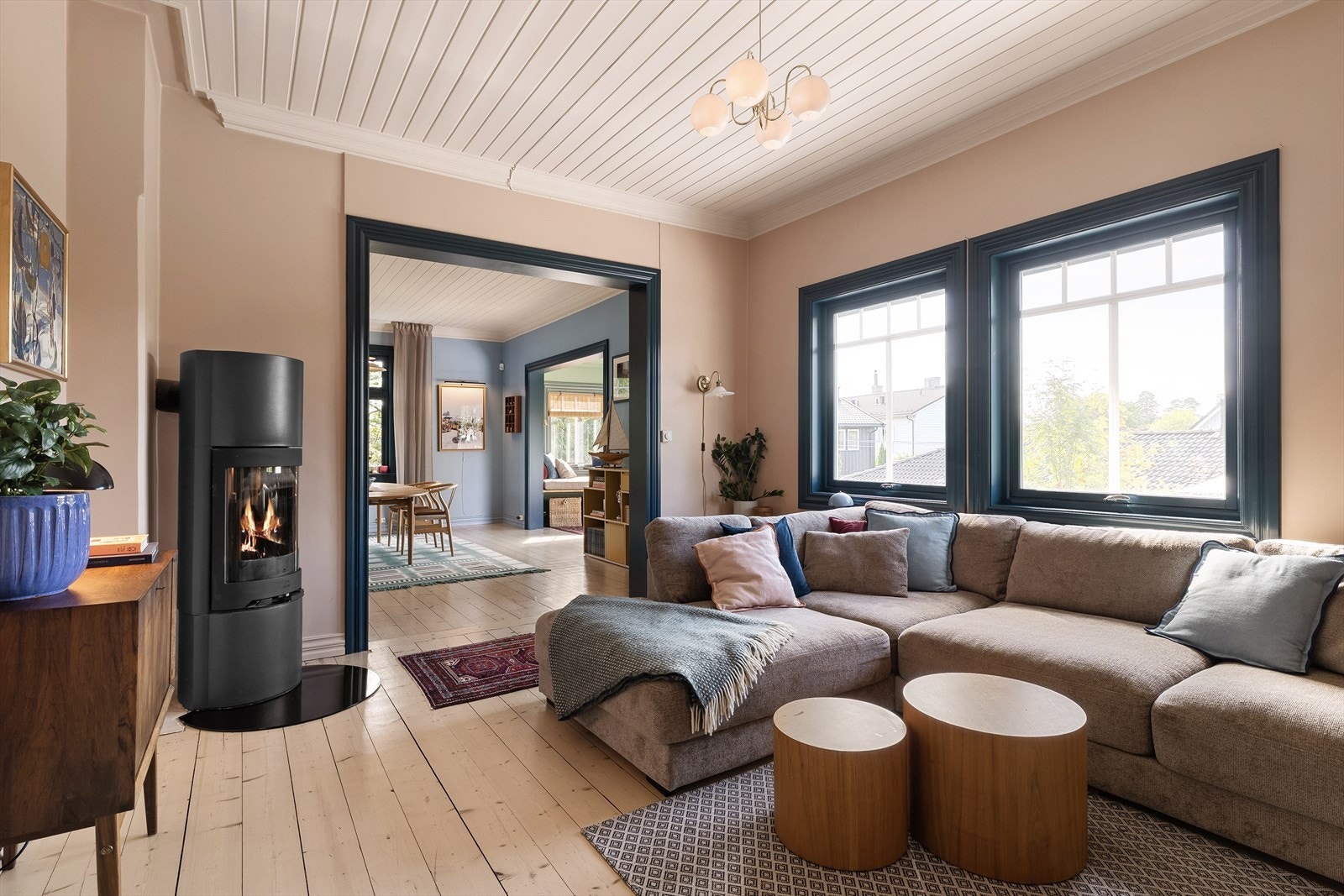 Jøtul peis med glassdør gir varme og stemning i stuen. Galleribilde