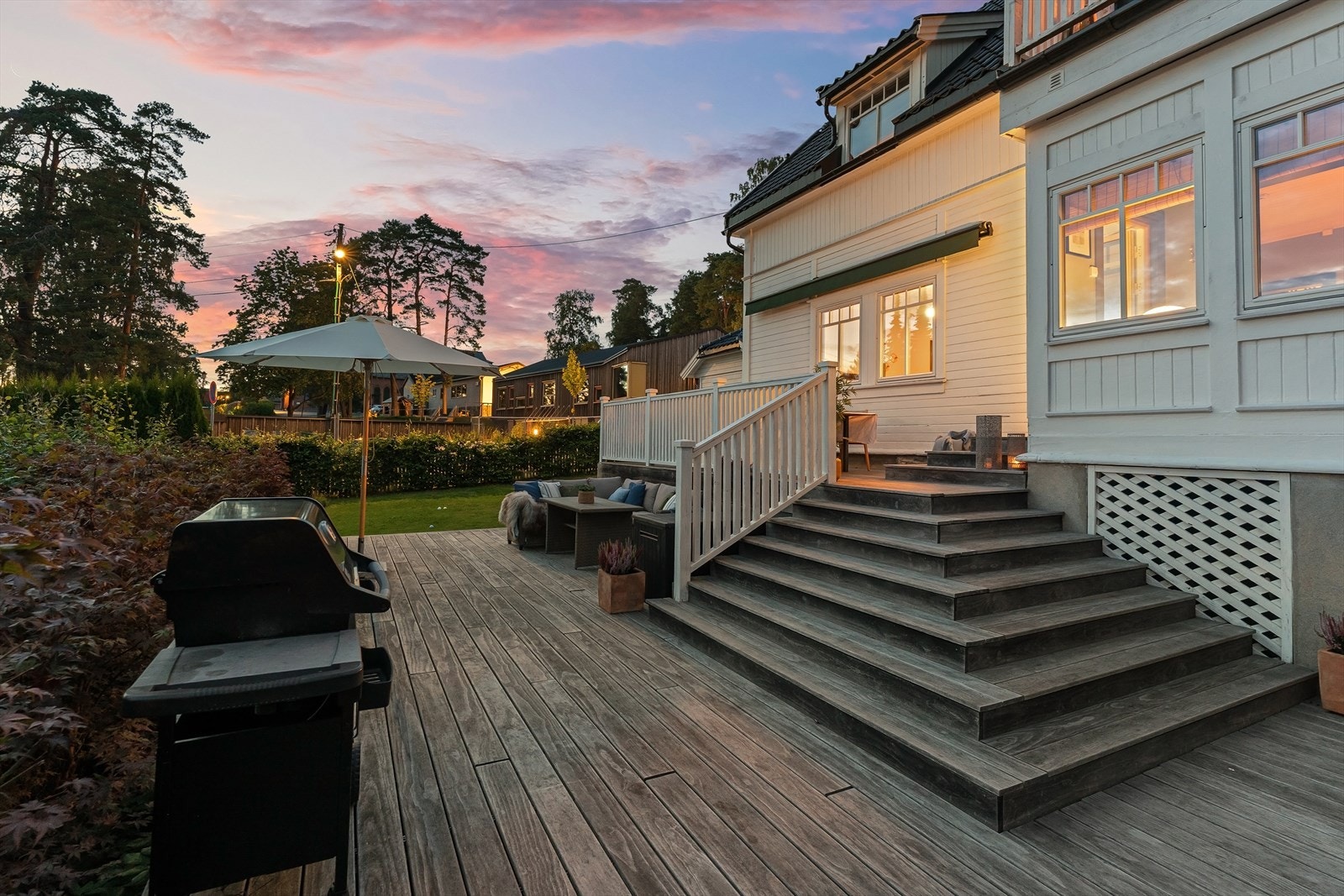 Uteområdet om kvelden. Galleribilde