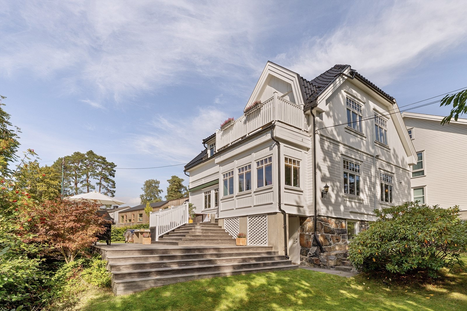 Romslig (246 m²) vesentlig oppusset villa i klassisk stil fra 1915 beliggende i et attraktivt villaområde i kort gangavstand fra Sæterkrysset i bydel Nordstrand. Galleribilde