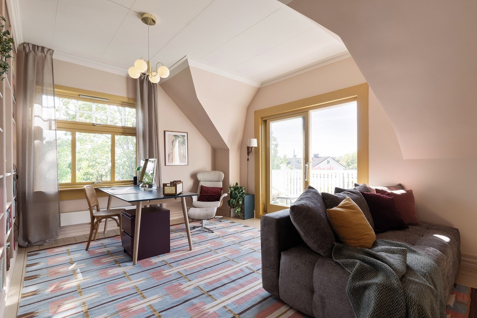 Stuen i andre etasje har en takhøyde på ca. 2,90 meter. Galleribilde