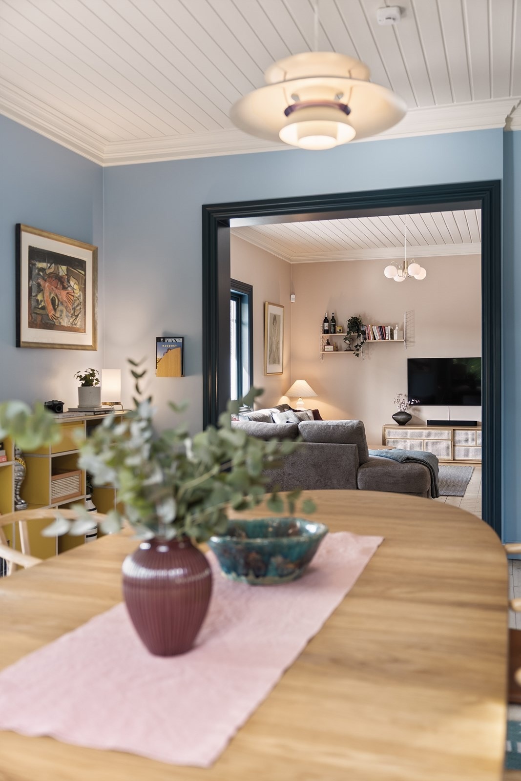 Detalj fra spisestuen med siktlinje inn mot stuen. Galleribilde