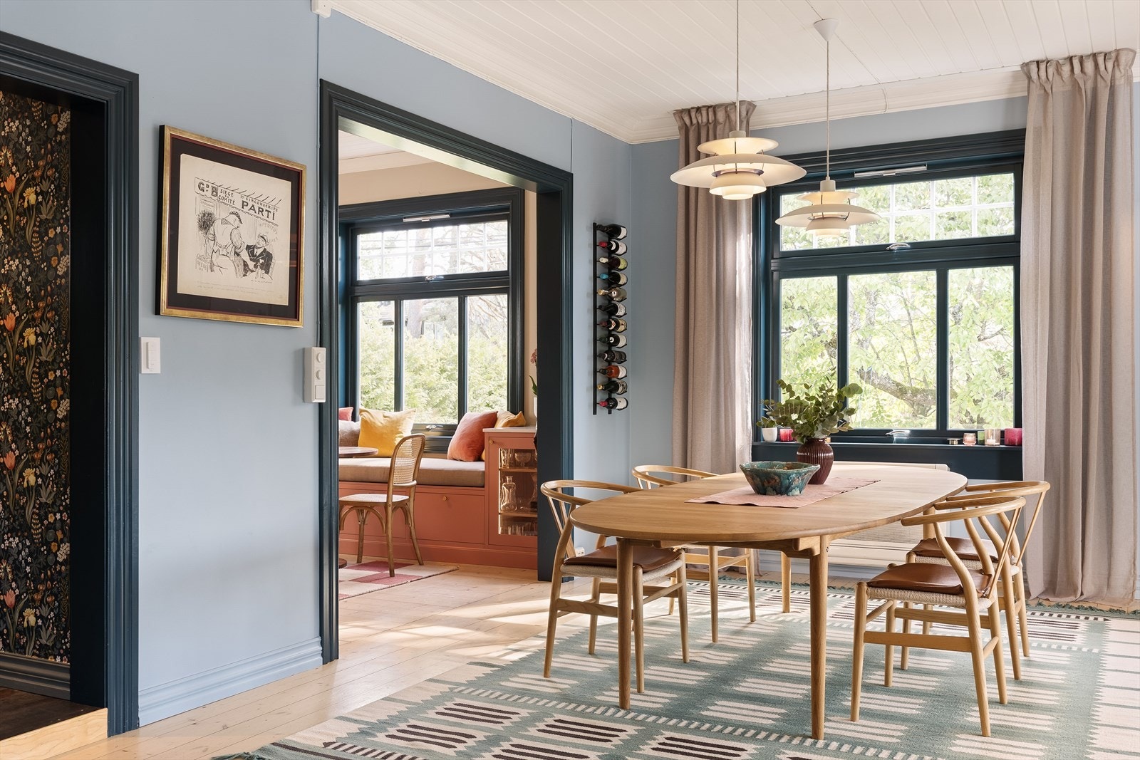 Spisestuen har plass til langbord og er et naturlig samlingspunkt i huset. Galleribilde