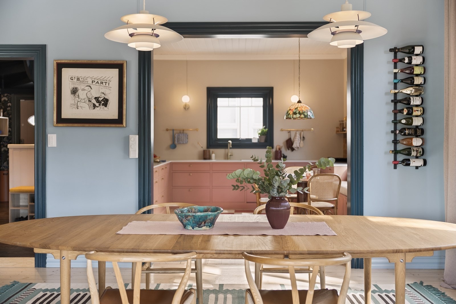 Fra spisestuen er det åpen sikt inn til det nye kjøkkenet. Galleribilde